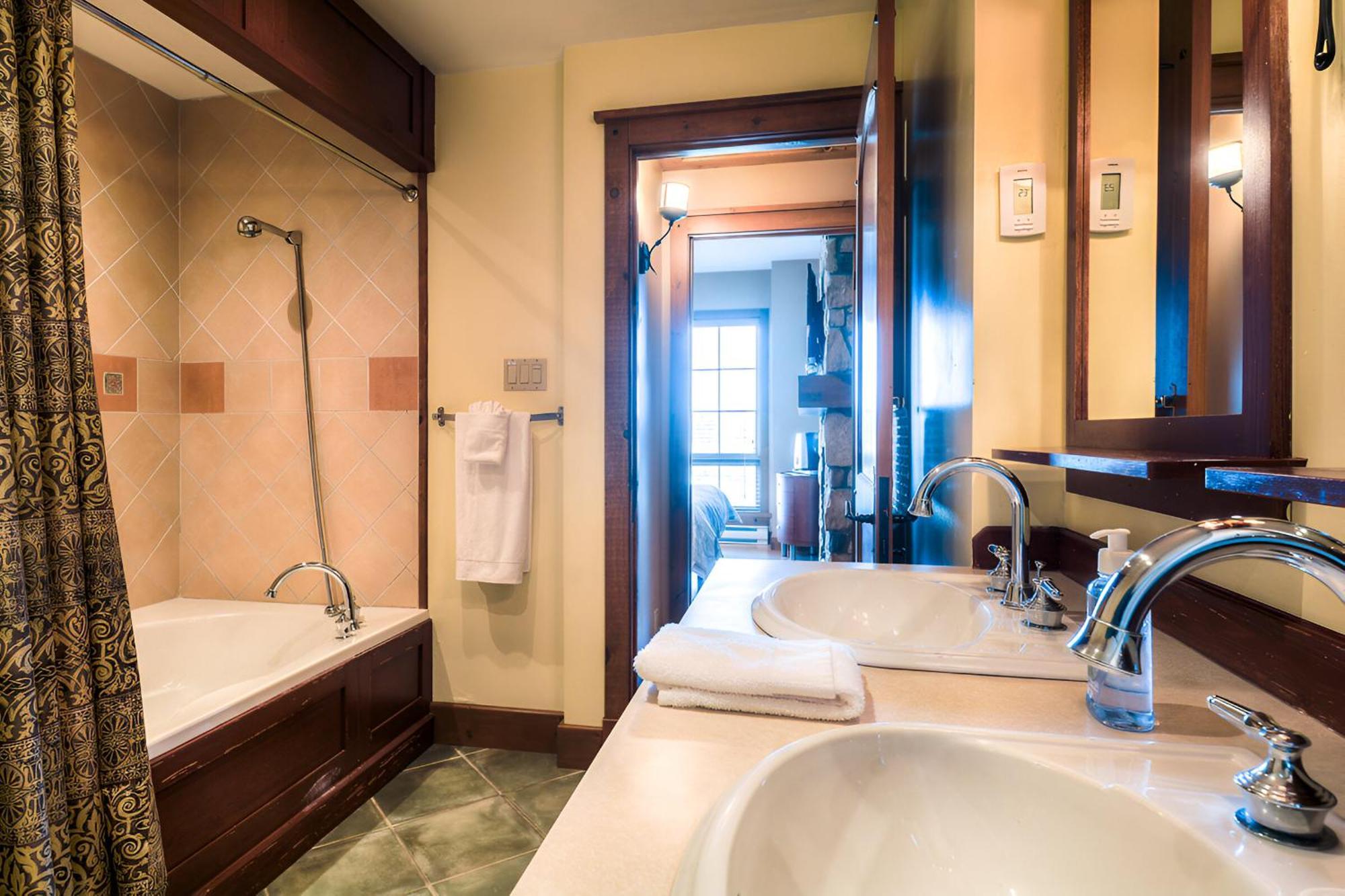 Luxurious Equinoxe Ski-In/Ski-Out Монт-Тремблант Екстериор снимка